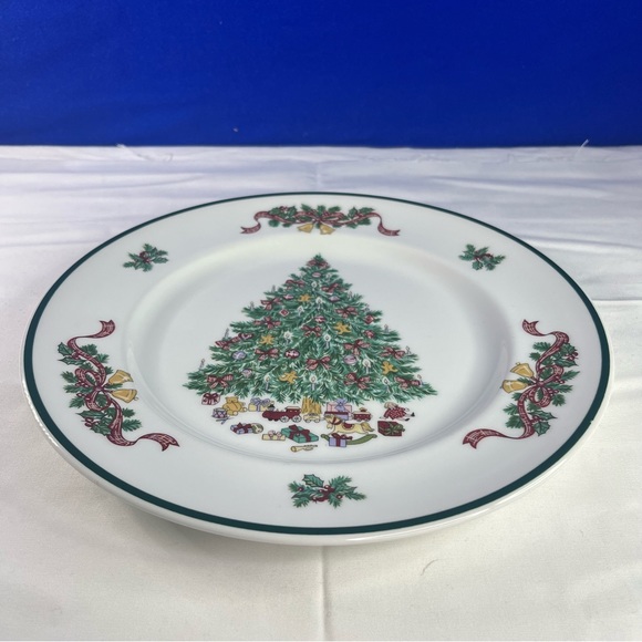 Johnson Brothers Bros 10 1/4" Victorian Christmas Dinner Plates England each - Picture 2 of 5